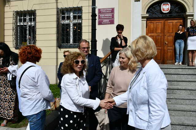 [FOTO] Uczniowie ostatnich klas szkół podstawowych zatańczyli poloneza na świebodzickim rynku
