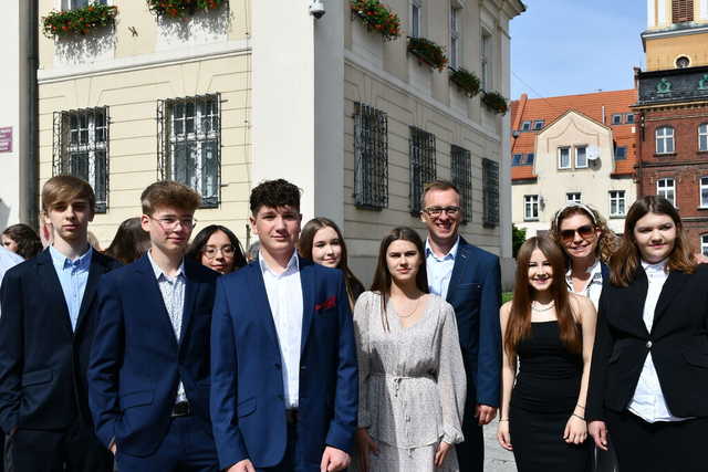 [FOTO] Uczniowie ostatnich klas szkół podstawowych zatańczyli poloneza na świebodzickim rynku