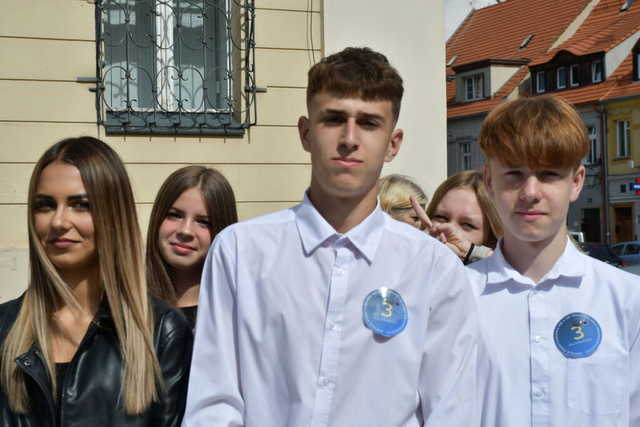 [FOTO] Uczniowie ostatnich klas szkół podstawowych zatańczyli poloneza na świebodzickim rynku