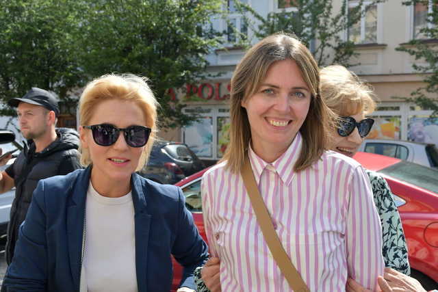 [FOTO] Uczniowie ostatnich klas szkół podstawowych zatańczyli poloneza na świebodzickim rynku