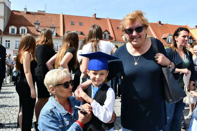 [FOTO] Uczniowie ostatnich klas szkół podstawowych zatańczyli poloneza na świebodzickim rynku