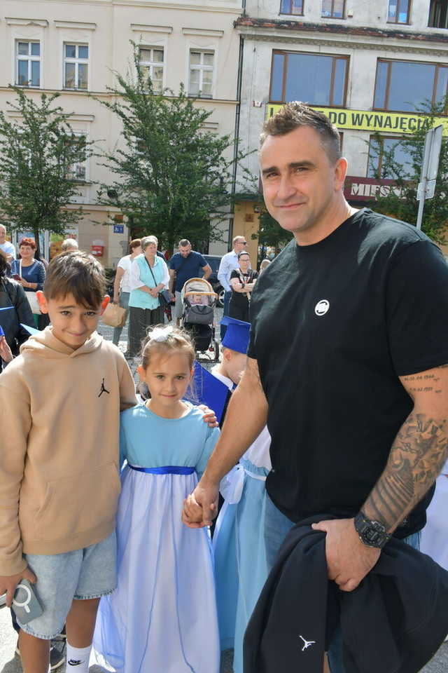 [FOTO] Uczniowie ostatnich klas szkół podstawowych zatańczyli poloneza na świebodzickim rynku