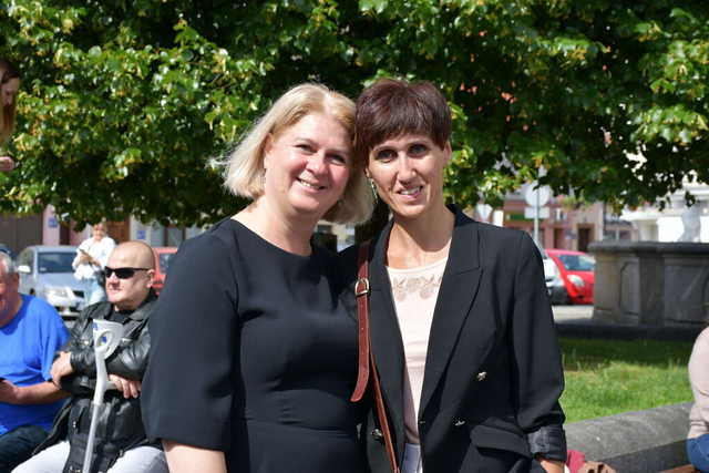[FOTO] Uczniowie ostatnich klas szkół podstawowych zatańczyli poloneza na świebodzickim rynku