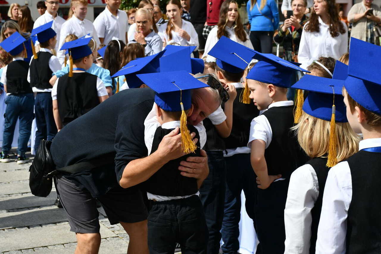 [FOTO] Uczniowie ostatnich klas szkół podstawowych zatańczyli poloneza na świebodzickim rynku