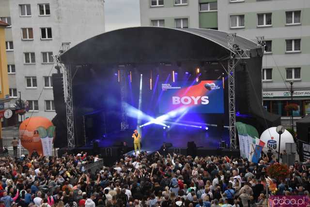 [WIDEO/FOTO] Tłumy na rozpoczęciu Święta Granitu Strzegomskiego. Zagrali Boys i Surprise