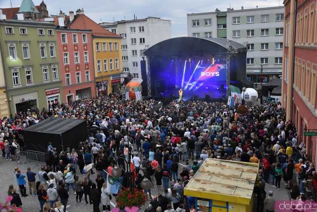 [WIDEO/FOTO] Tłumy na rozpoczęciu Święta Granitu Strzegomskiego. Zagrali Boys i Surprise