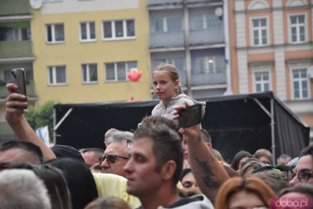 [WIDEO/FOTO] Tłumy na rozpoczęciu Święta Granitu Strzegomskiego. Zagrali Boys i Surprise