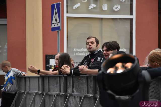 [WIDEO/FOTO] Tłumy na rozpoczęciu Święta Granitu Strzegomskiego. Zagrali Boys i Surprise