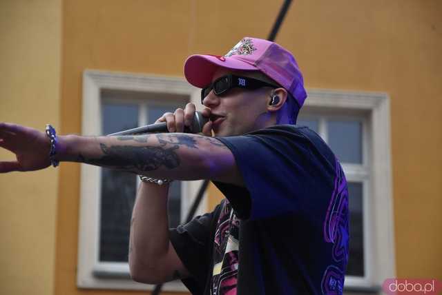 [WIDEO/FOTO] Żabson porwał strzegomską publiczność na zwieńczenie sobotniej części Święta Granitu