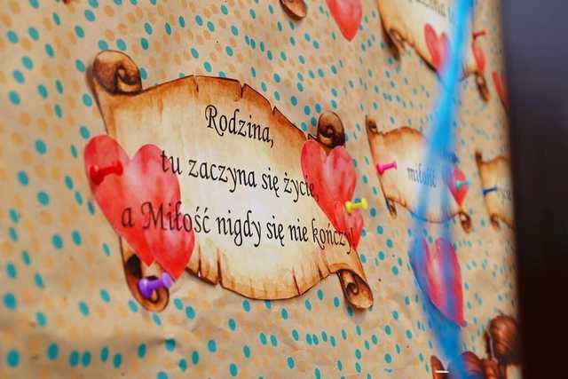 [FOTO] Występy artystyczne, wzruszenia i podziękowania. 20 lat podstawówki w Zastrużu. 