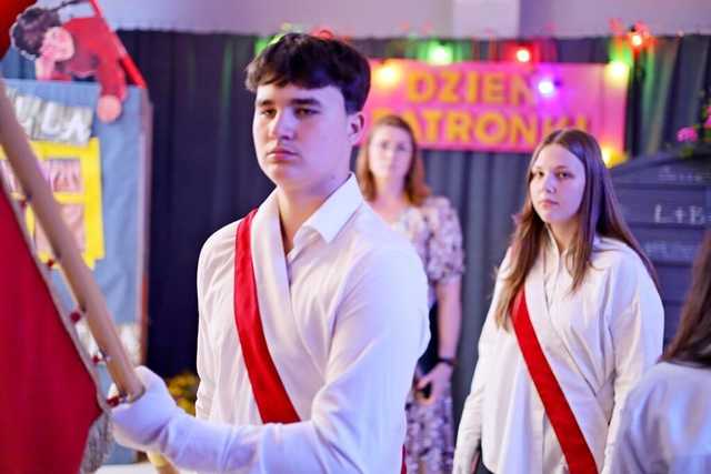 [FOTO] Występy artystyczne, wzruszenia i podziękowania. 20 lat podstawówki w Zastrużu. 
