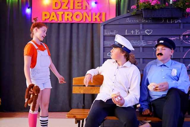 [FOTO] Występy artystyczne, wzruszenia i podziękowania. 20 lat podstawówki w Zastrużu. 
