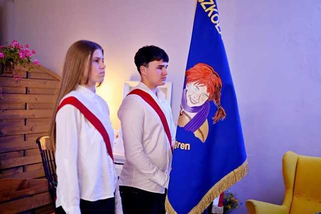 [FOTO] Występy artystyczne, wzruszenia i podziękowania. 20 lat podstawówki w Zastrużu. 