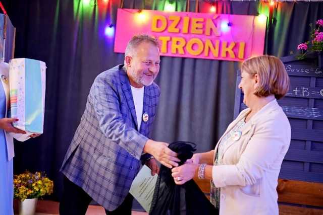 [FOTO] Występy artystyczne, wzruszenia i podziękowania. 20 lat podstawówki w Zastrużu. 