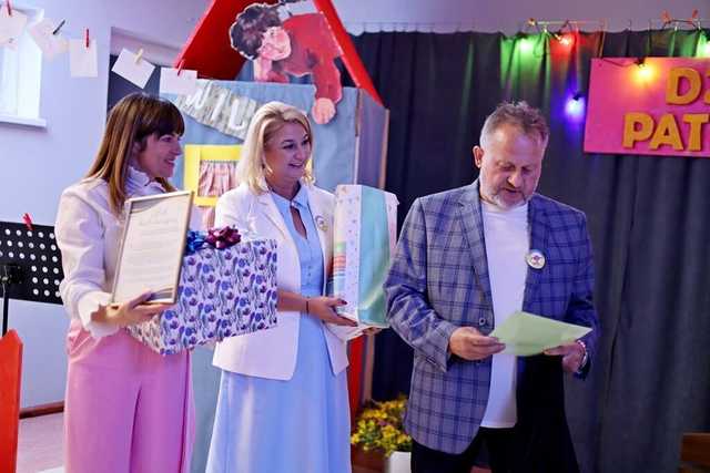 [FOTO] Występy artystyczne, wzruszenia i podziękowania. 20 lat podstawówki w Zastrużu. 