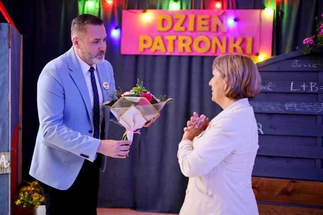 [FOTO] Występy artystyczne, wzruszenia i podziękowania. 20 lat podstawówki w Zastrużu. 