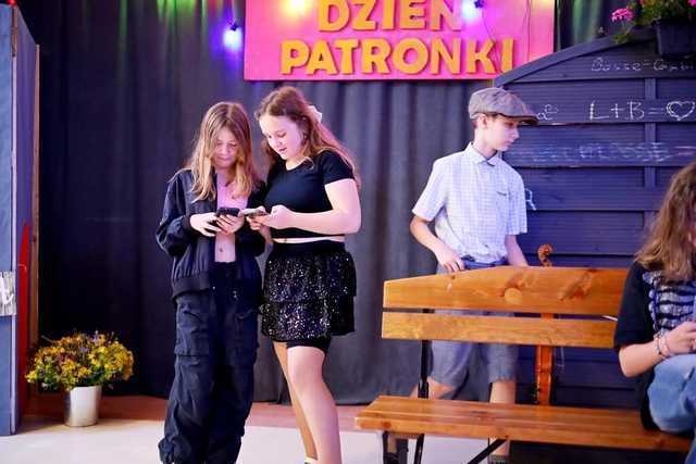 [FOTO] Występy artystyczne, wzruszenia i podziękowania. 20 lat podstawówki w Zastrużu. 