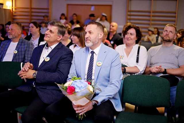[FOTO] Występy artystyczne, wzruszenia i podziękowania. 20 lat podstawówki w Zastrużu. 