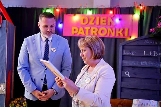 [FOTO] Występy artystyczne, wzruszenia i podziękowania. 20 lat podstawówki w Zastrużu. 