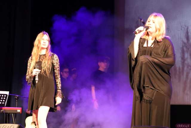[FOTO] Miłość ci wszystko wybaczy. Koncert charytatywny Zespołu Wokalnego Viento w Kasprowiczu