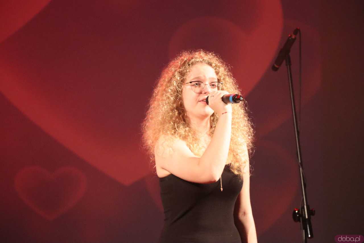 [FOTO] Miłość ci wszystko wybaczy. Koncert charytatywny Zespołu Wokalnego Viento w Kasprowiczu