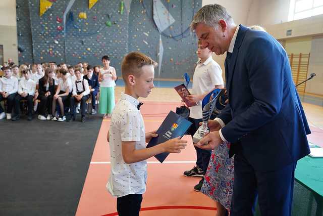 [FOTO] Stypendia rozdane! Zobaczcie, jak prezentuje się ranking szkół podstawowych w gminie Świdnica