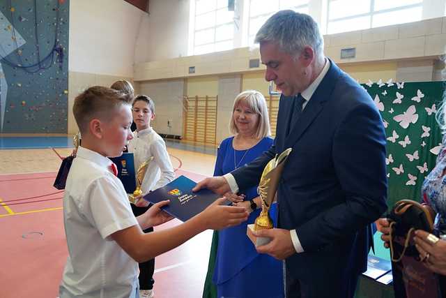 [FOTO] Stypendia rozdane! Zobaczcie, jak prezentuje się ranking szkół podstawowych w gminie Świdnica