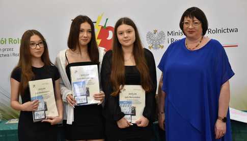 [WIDEO/FOTO] Uroczysta akademia, świadectwa i wyróżnienia podczas zakończenia roku w ZCSKR w Mokrzeszowie