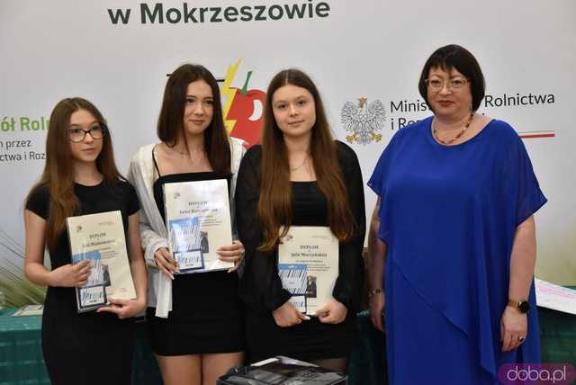 [WIDEO/FOTO] Uroczysta akademia, świadectwa i wyróżnienia podczas zakończenia roku w ZCSKR w Mokrzeszowie