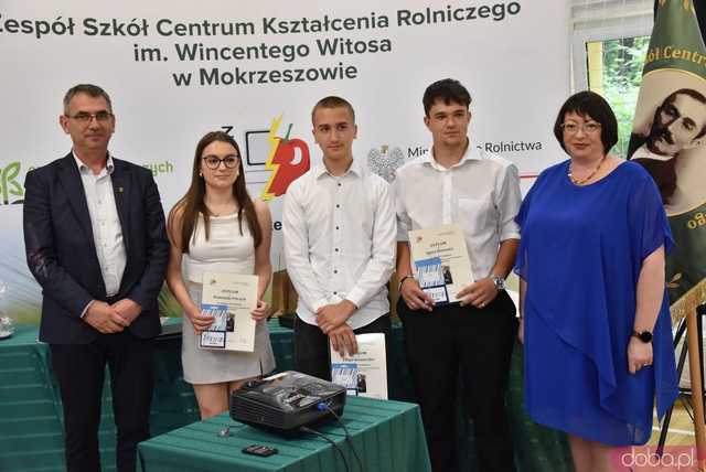 [WIDEO/FOTO] Uroczysta akademia, świadectwa i wyróżnienia podczas zakończenia roku w ZCSKR w Mokrzeszowie