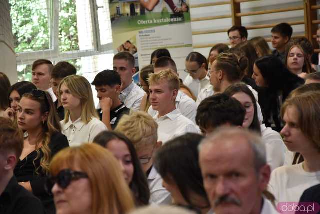 [WIDEO/FOTO] Uroczysta akademia, świadectwa i wyróżnienia podczas zakończenia roku w ZCSKR w Mokrzeszowie