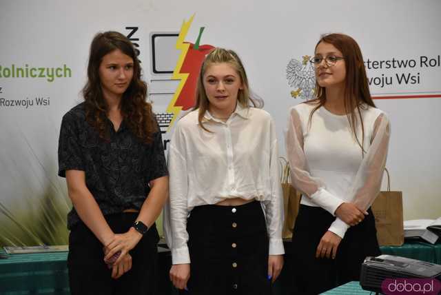 [WIDEO/FOTO] Uroczysta akademia, świadectwa i wyróżnienia podczas zakończenia roku w ZCSKR w Mokrzeszowie