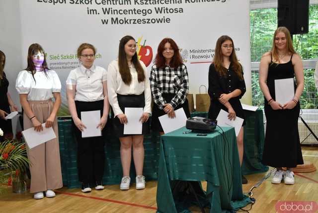 [WIDEO/FOTO] Uroczysta akademia, świadectwa i wyróżnienia podczas zakończenia roku w ZCSKR w Mokrzeszowie