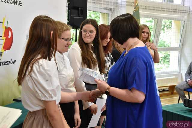 [WIDEO/FOTO] Uroczysta akademia, świadectwa i wyróżnienia podczas zakończenia roku w ZCSKR w Mokrzeszowie