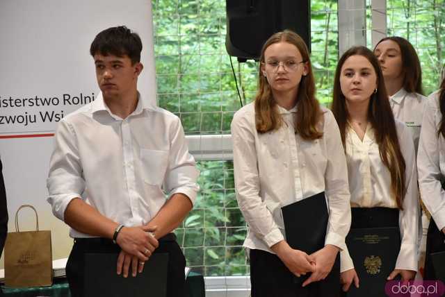 [WIDEO/FOTO] Uroczysta akademia, świadectwa i wyróżnienia podczas zakończenia roku w ZCSKR w Mokrzeszowie