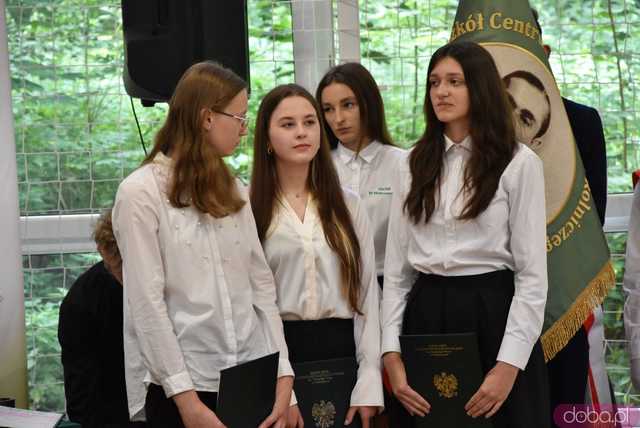 [WIDEO/FOTO] Uroczysta akademia, świadectwa i wyróżnienia podczas zakończenia roku w ZCSKR w Mokrzeszowie