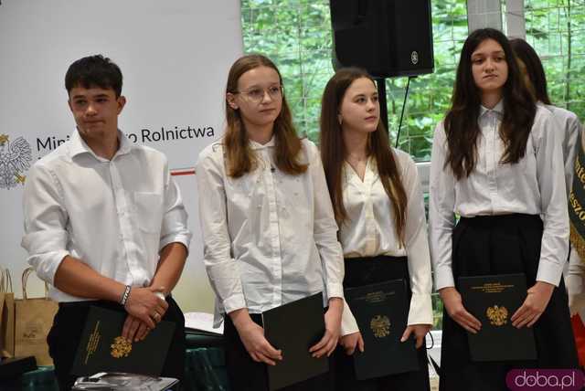[WIDEO/FOTO] Uroczysta akademia, świadectwa i wyróżnienia podczas zakończenia roku w ZCSKR w Mokrzeszowie