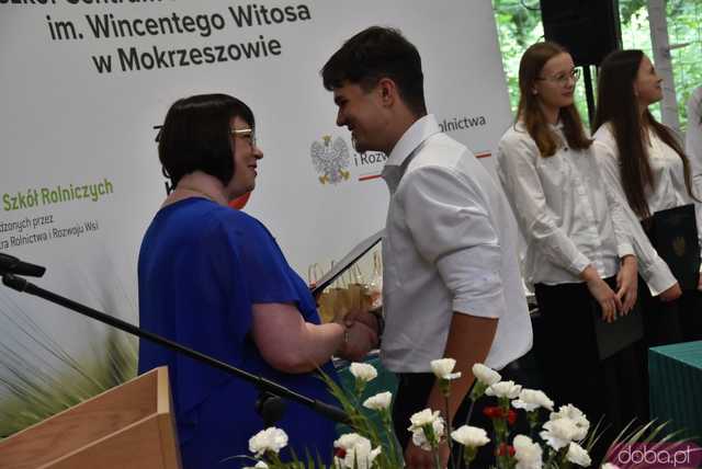 [WIDEO/FOTO] Uroczysta akademia, świadectwa i wyróżnienia podczas zakończenia roku w ZCSKR w Mokrzeszowie