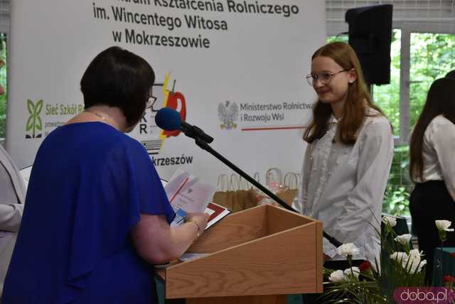 [WIDEO/FOTO] Uroczysta akademia, świadectwa i wyróżnienia podczas zakończenia roku w ZCSKR w Mokrzeszowie