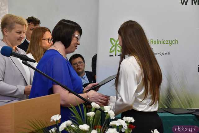 [WIDEO/FOTO] Uroczysta akademia, świadectwa i wyróżnienia podczas zakończenia roku w ZCSKR w Mokrzeszowie
