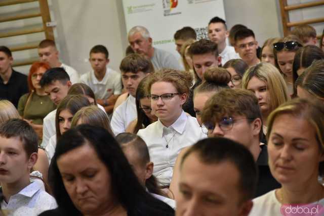 [WIDEO/FOTO] Uroczysta akademia, świadectwa i wyróżnienia podczas zakończenia roku w ZCSKR w Mokrzeszowie