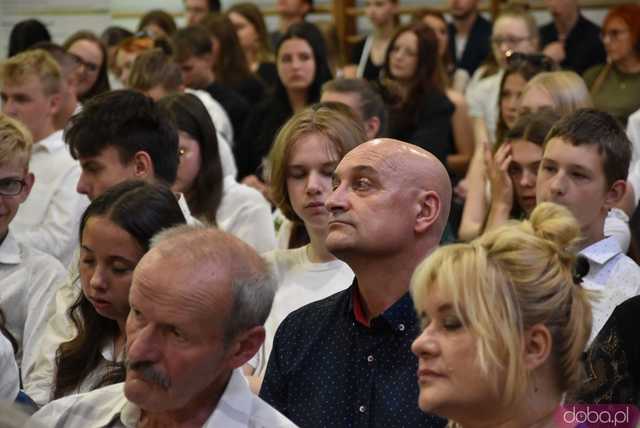[WIDEO/FOTO] Uroczysta akademia, świadectwa i wyróżnienia podczas zakończenia roku w ZCSKR w Mokrzeszowie
