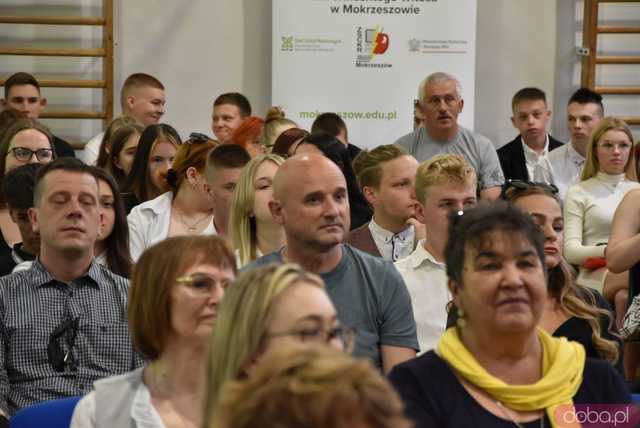 [WIDEO/FOTO] Uroczysta akademia, świadectwa i wyróżnienia podczas zakończenia roku w ZCSKR w Mokrzeszowie