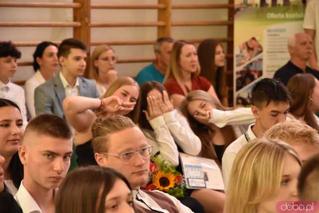 [FOTO] Pożegnanie dyrektor ZSCKR w Mokrzeszowie. Kto obejmie to stanowisko od września?