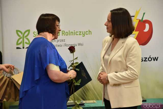 [FOTO] Pożegnanie dyrektor ZSCKR w Mokrzeszowie. Kto obejmie to stanowisko od września?