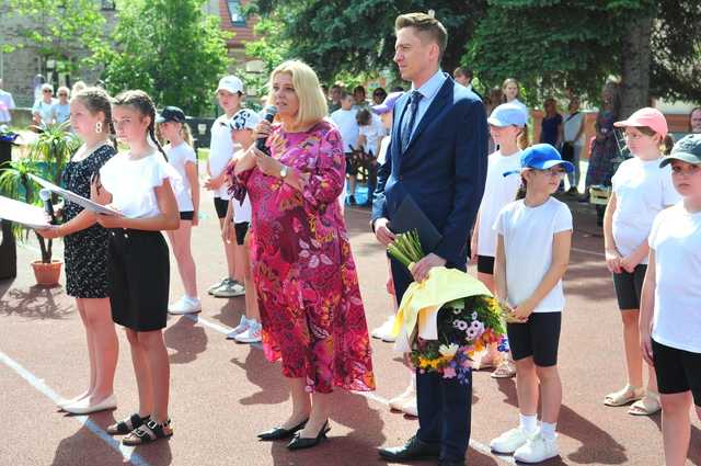 [FOTO] Uczniowie naszego powiatu przywitali wakacje. Uroczyste akademie zakończyły rok szkolny