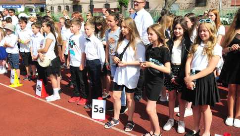 [FOTO] Uczniowie naszego powiatu przywitali wakacje. Uroczyste akademie zakończyły rok szkolny