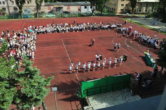 [FOTO] Uczniowie naszego powiatu przywitali wakacje. Uroczyste akademie zakończyły rok szkolny