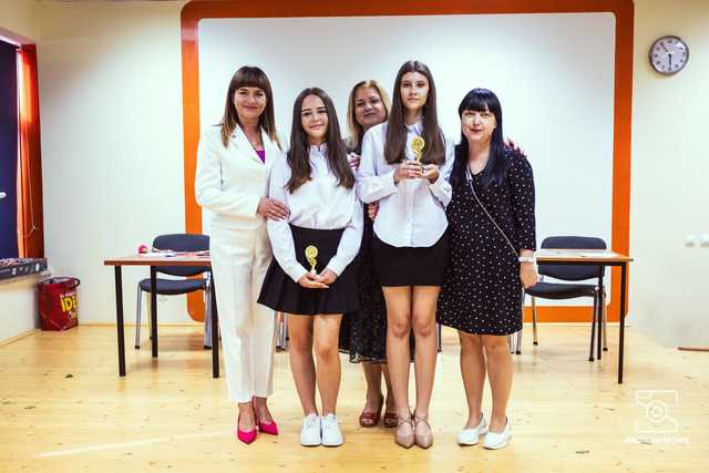 [FOTO] Uczniowie naszego powiatu przywitali wakacje. Uroczyste akademie zakończyły rok szkolny
