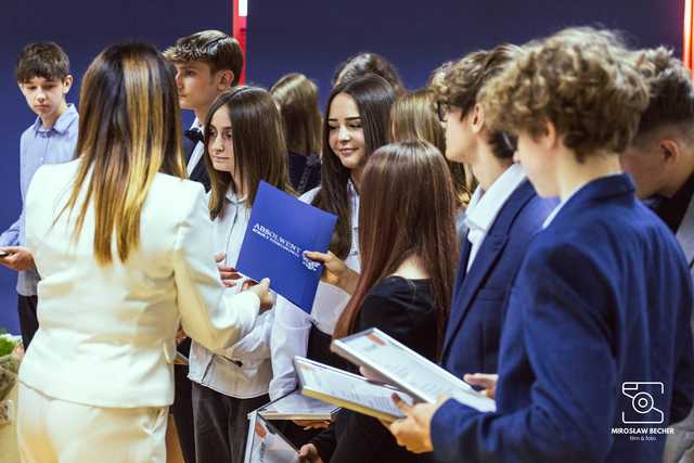 [FOTO] Uczniowie naszego powiatu przywitali wakacje. Uroczyste akademie zakończyły rok szkolny